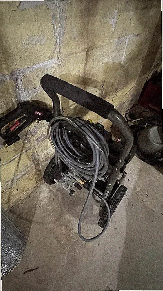 BLACK MAX 3100 PSI Gas Pressure Washer 212cc OHV Engine - Black/Red