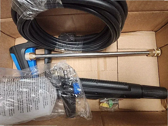 BRAND NEW Pressure washing gun and hose with 2 tips