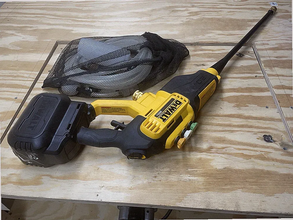 DEWALT 20V MAX 550 PSI Cold Water Pressure Washer (Tool only) (DCPW550B)