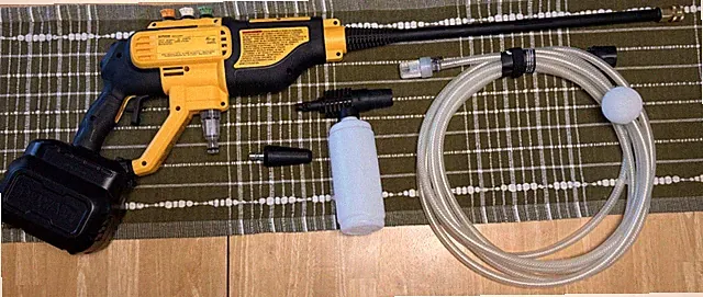 DEWALT 20V MAX 550 PSI Cordless Power Cleaner / Pressure Washer (DCPW550)