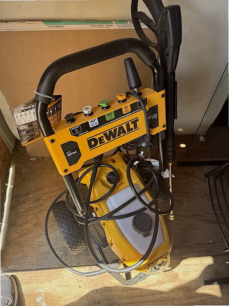 DEWALT 2400 PSI 1.1 GPM Corded Electric Cold Water Washer w/ Wand Tips