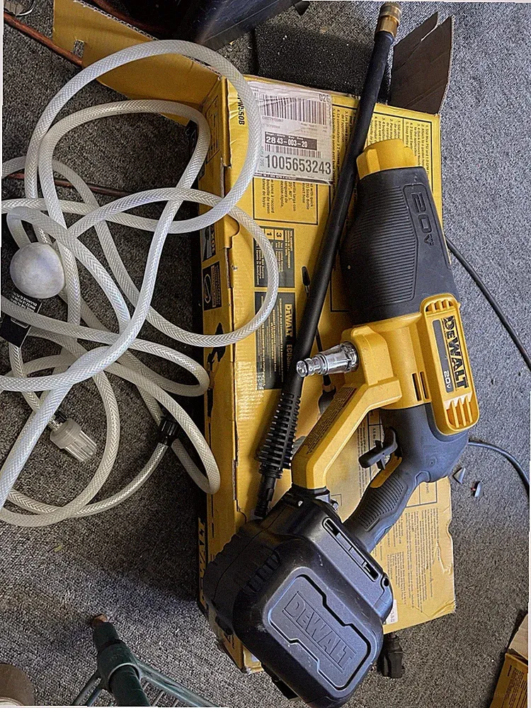 DEWALT DCPW550B 20V 550 PSI Power Cleaner Pressure Washer (Read)