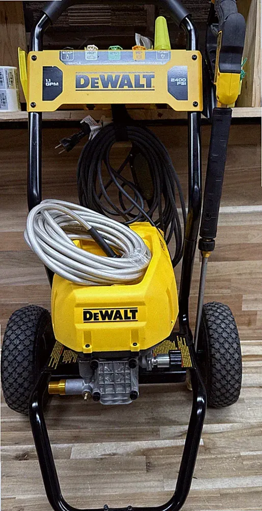 DEWALT Electric Pressure Washer 2400-PSI, 1.1-GPM missing soap container - Read