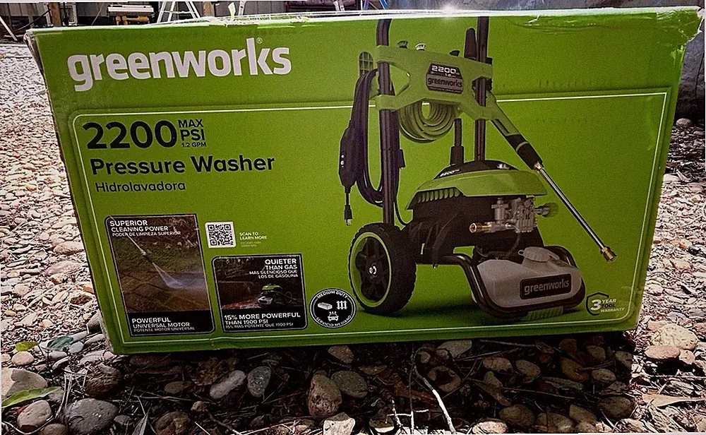 Greenworks 2200-PSI 1.2-GPM Cold Water Electric Pressure washer with 4 Spray Tip