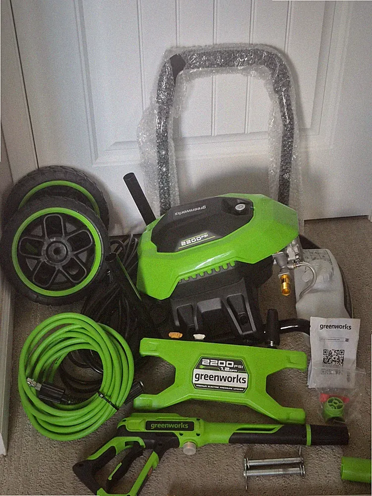 Greenworks 2200-PSI 1.2-GPM Cold Water Electric Pressure washer with 4 Spray Tip
