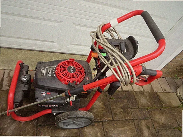 HUSKY KOHLER GAS PRESSURE WASHER# HU80709A 2800psi 2.4 GPM very well kept