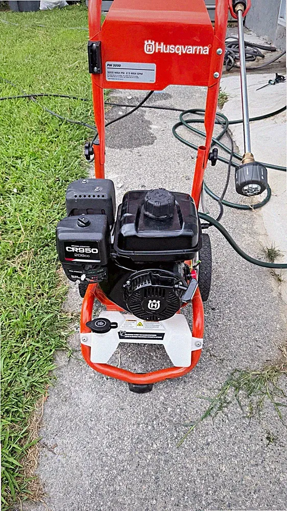 Husqvarna PW 3200 Gas Cold Water Pressure Washer 3200 PSI 2.5 GPM 208cc