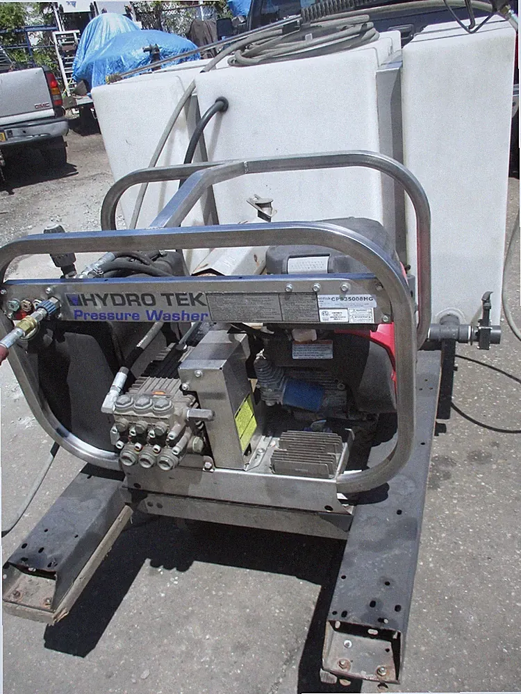 HYDRO TEK 4000 LB PRESSURE WASHER / 8 GPM - w/ 200 GAL TANK / HONDA GX 690