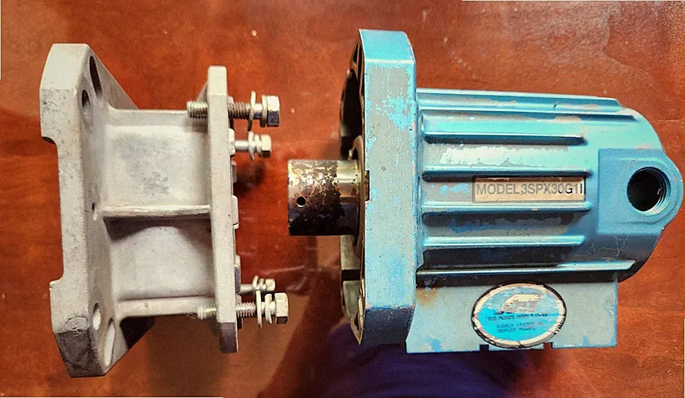 OEM Cat Pumps Pressure Washer Crankase 547111 & Mounting Bracket 3SPX Pumps