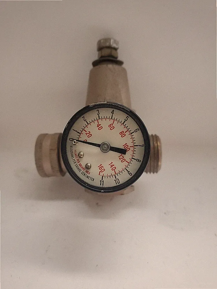 Water Pressure Regulator w/ Guage Looks Like Garden Hose Threads